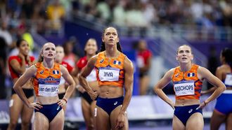 PARIJS - Isabel van den Berg, Marije van Hunenstijn, Minke Bisschops en Tasa Jiya na afloop van het onderdeel 4 x 100m estafette tijdens de olympische atletiekwedstrijden. ANP REMKO DE WAAL