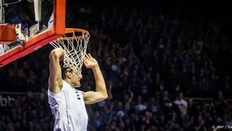 2017-03-26 14:24:45 GRONINGEN - Het Groningse Donar speelt de bekerfinale in MartiniPlaza tegen Landstede Basketbal uit Zwolle.

Drago Pasalic (33) van Donar dunkt raak tijdens de bekerfinale in MartiniPlaza.ANP SIESE VEENSTRA