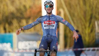 OISTERWIJK - Tibor Del Grosso viert zijn overwinning tijdens de Nederlands kampioenschappen veldrijden op het terrein van Landal Klein Oisterwijk. ANP BAS CZERWINSKI