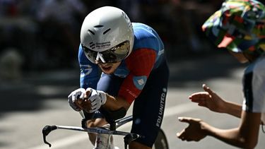 Groupama - FDJ United team's French rider Clement Braz Afonso cycles during the 16th stage of the 113th edition of the Tour de France cycling race, 26,1 km time trial between Évian-les-Bains and Thonon-les-Bains in the French Alps, on July 21, 2026. 
Loic VENANCE / AFP