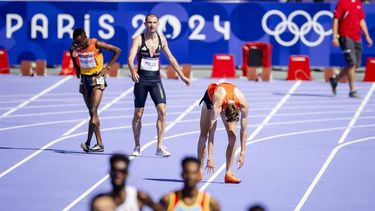 PARIJS - Mike Foppen valt tijdens de 5000 meter (mannen) tijdens de olympische atletiekwedstrijden. ANP IRIS VAN DEN BROEK