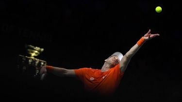 Netherlands' Botic Van de Zandschulp serves the ball against Italy's Matteo Arnaldi during the third men's single quarter-final tennis match between Italy and Netherlands of the Davis Cup tennis tournament at the Martin Carpena sportshall, in Malaga on November 23, 2023. 
JORGE GUERRERO / AFP