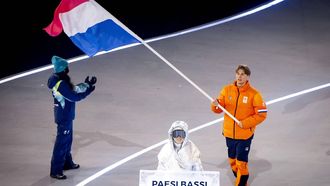 MILAAN - Jens van 't Wout met de Nederlandse vlag tijdens de openingsceremonie van de Olympische Winterspelen in stadion San Siro. SEM VAN DER WAL / ANP