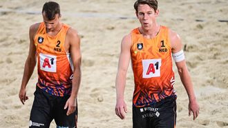 2023-08-05 19:35:31 epa10786559 Leon Luini and Yorick De Groot of the Netherlands in action during the Men's Quarter Final match against Anders Berntsen Mol and Christian Sandlie Sorum of Norway at the CEV EuroBeachVolley 2023 European Beach Volleyball Championships in Vienna, Austria, 05 August 2023.  EPA/CHRISTIAN BRUNA