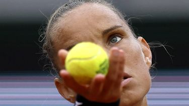 epa11379230 Arantxa Rus of the Netherlands in action during her Women's Singles 2nd round match against Elena Rybakina of Kazakhstan during the French Open Grand Slam tennis tournament at Roland Garros in Paris, France, 30 May 2024.  EPA/YOAN VALAT