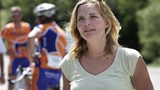 LA PLAGNE - De communicatiemedewerkers van de Rabobank kregen maandag in Nederland gebak op hun werk. Het succes van Michael Rasmussen in de Ronde van Frankrijk moest ook bij de hoofdsponsor worden gevierd. Oud-volleybalinternational Heleen Crielaard is hoofd sponsoring van Rabobank, zij maakte de rit van zondag van nabij mee. ANP PHOTO RICK NEDERSTIGT