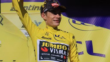2023-07-16 18:34:12 epa10750035 Danish rider Jonas Vingegaard of team Jumbo-Visma celebrates on the podium retaining the overall leader's yellow jersey after the 15th stage of the Tour de France 2023, over 180kms from Les Gets les Portes du Soleil to Saint-Gervais Mont-Blanc le Bettex, France, 16 July 2023.  EPA/MARTIN DIVISEK