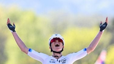 FDJ United - Suez's Dutch Demi Vollering celebrates as she crosses the finish line to win 'La Fleche Wallonne' one day cycling race, 141 km from Huy to Huy, on April 22, 2026. 
JOHN THYS / AFP