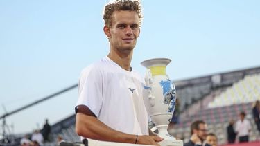 epa13134725 Luca Van Assche of France celebrates with the trophy after winning the final against Alexander Blockx of Belgium during their final match of the Estoril Open Tennis tournament in Estoril, outskirts of Lisbon, Portugal, 26 July 2026.  EPA/JOSE SENA GOULAO