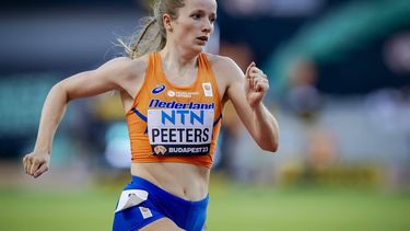 2023-08-21 19:07:34 BOEDAPEST - Cathelijn Peeters in actie op de 400 meter horden tijdens de derde dag van de wereldkampioenschappen atletiek. ANP ROBIN VAN LONKHUIJSEN