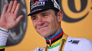 epa12227326 Belgian rider Remco Evenepoel of Soudal Quick-Step team celebrates on the podium after winning the 5th stage of the Tour de France, an Individual Time Trial (ITT) over 33km in Caen, France, 09 July 2025.  EPA/CHRISTOPHE PETIT TESSON