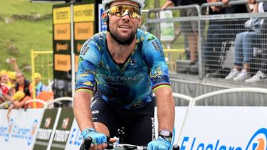 2023-07-06 17:55:01 epa10730306 British rider Mark Cavendish of Astana Qazaqstan Team crosses the finish line of the 6th stage of the Tour de France 2023, a 144,9km race from Tarbes to Cauterets-Cambasque, France 06 July 2023.  EPA/CHRISTOPHE PETIT TESSON
