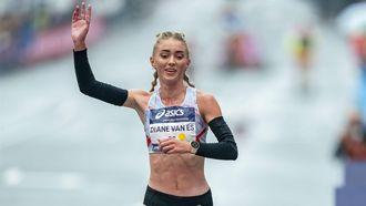 2023-09-17 11:11:31 ZAANDAM - Diane van Es komt als beste Nederlandse over de streep bij de 37e editie van de Dam tot Damloop. ANP RONALD HOOGENDOORN