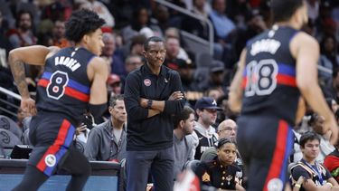 epa10535839 Detroit Pistons head coach Dwayne Casey (C) looks at his players during the first half of the NBA basketball game between the Detroit Pistons and the Atlanta Hawks at State Farm Arena in Atlanta, Georgia, USA, 21 March 2023.  EPA/ERIK S. LESSER  SHUTTERSTOCK OUT