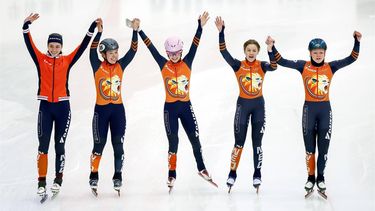 TILBURG - Bibi Arts (NED), Diede van Oorschot (NED), Zoe Deltrap (NED), Michelle Velzeboer (NED) en Xandra Velzeboer (NED) winnen de finale 3000m relay vrouwen van de Odido Cup World Tour in het IJssportcentrum. Het is de vijfde wedstrijd van de ISU Shorttrack World Tour. ANP SEM VAN DER WAL