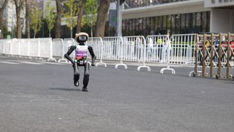 epa12899339 A humanoid robot runs in the second Beijing E-Town Half Marathon and Humanoid Robot Half Marathon in Beijing, China, 19 April 2026.  EPA/Haruna Furuhashi / POOL