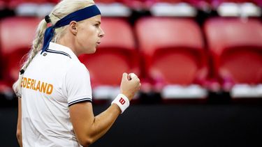DEN HAAG - Eva Vedder in haar partij tegen Jule Niemeier tijdens de Billie Jean King Cup tenniswedstrijd, kwalificaties groep F, van Duitsland tegen Nederland. ANP KOEN VAN WEEL