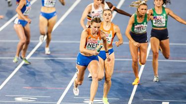 ROME - (l-r) Femke Bol, Lisanne de Witte in actie op de 4x400 meter vrouwen finale op de slotdag van de Europese kampioenschappen atletiek. ANP IRIS VAN DEN BROEK