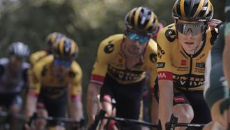 2023-09-10 17:00:50 epa10853031 Danish rider Jonas Vingegaard (R) of Jumbo-Visma and his Slovenian teammate Primoz Roglic (2-R) in action during the 15th stage of the Vuelta a Espana, a 158.5 km cycling race from Pamplona to Lekumberri, Navarra, Spain, 10 September 2023.  EPA/Manuel Bruque