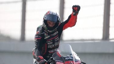 Aprilia Racing team's Italian MotoGP rider Marco Bezzecchi celebrates winning the MotoGP race of the Portuguese Grand Prix at the Algarve International Circuit in Portimao on November 9, 2025. 
PATRICIA DE MELO MOREIRA / AFP