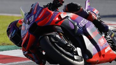 epa11725792 Prima Pramac rider Jorge Martin of Spain in action during the MotoGP race in the Motorcycling Solidarity Grand Prix of Barcelona, in Barcelona, Spain, 17 November 2024. The Motorcycling Solidarity Grand Prix of Barcelona is held at the Circuit de Barcelona-Catalunya racetrack on 17 November 2024 replacing the Grand Prix of Valencia season ender.  EPA/Alberto Estevez