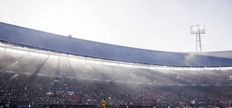 ROTTERDAM - Stadionoverzicht met rook van afgestoken vuurwerk tijdens de KNVB bekerfinale wedstrijd tussen AZ en N.E.C. in Stadion De Kuip op 19 april 2026 in Rotterdam, Nederland. ROBIN VAN LONKHUIJSEN / ANP