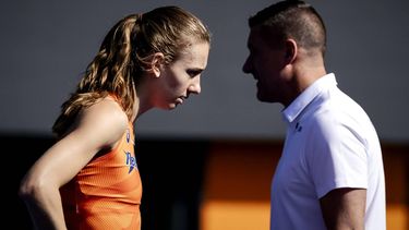 ARNHEM - Femke Bol en trainer Laurent Meuwly tijdens een open training als onderdeel van de teampresentatie voor de WK Atletiek in Tokio, Japan. ANP ROBIN VAN LONKHUIJSEN