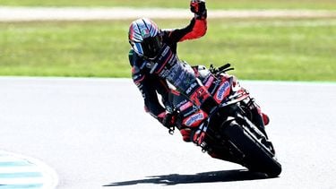 epa12461746 Marco Bezzecchi of Italy for Aprilia Racing celebrates winning the MotoGP Sprint Race of the the 2025 Australian Motorcycle Grand Prix at Phillip Island Grand Prix Circuit in Phillip Island, Australia, 18 October 2025.  EPA/JOEL CARRETT NO ARCHIVING, EDITORIAL USE ONLY AUSTRALIA AND NEW ZEALAND OUT