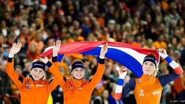 HEERENVEEN - Joy Beune, Irene Schouten en Marijke Groenewoud winnen goud op de team pursuit op de EK afstanden. ANP IRIS VAN DEN BROEK