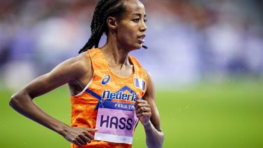 PARIJS - Sifan Hassan loopt de 10.000m tijdens de olympische atletiekwedstrijden. ANP REMKO DE WAAL