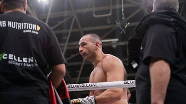 HASSELT - Badr Hari verlaat de ring van het Glory 80 kickboksgala in Hasselt. De wedstrijd tussen kickboksers Badr Hari en Arkadiusz Wrzosek is gestaakt, nadat toeschouwers op de tribunes van de Trixxo Arena met elkaar op de vuist waren gegaan. ANP JONAS ROOSENS