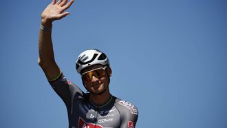epa12228809 Dutch rider Mathieu Van Der Poel of Alpecin - Deceuninck team arrives at the presentation of the 6th stage of the Tour de France cycling race over 201.5km from Bayeux to Vire Normandie, France, 10 July 2025.  EPA/MARTIN DIVISEK