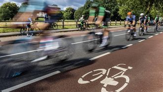 ARNHEM - Sfeerbeeld van het peloton dat voorbij passeert aan het Sonsbeekpark tijdens het Nederlandse kampioenschap wielrennen bij de mannen elite met contract op de weg. ANP VINCENT JANNINK