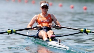 epa13068595 Femke van de Vliet of the Netherlands competes in the Lightweight Women's Single Sculls Final A on the second day of the 2026 World Rowing Cup at Rotsee in Lucerne, Switzerland, 27 June 2026.  EPA/PHILIPP SCHMIDLI