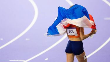 PARIJS - Femke Bol met vlag na de finale 400 meter horden tijdens de olympische atletiekwedstrijden. ANP IRIS VAN DEN BROEK