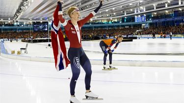 HEERENVEEN - Peder Kongshaug (NOR) juicht na het winnen van de 1500 met mannen op de EK afstanden. Inde achtergrond Kjeld Nuis (NED). ANP VINCENT JANNINK