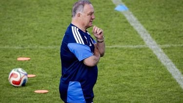 NOORDWIJK - Bondscoach Dick Advocaat tijdens een training van het nationale team van Curaçao. De spelers bereiden zich onder leiding van bondscoach Dick Advocaat bij S.J.C. Noordwijk voor op het WK voetbal. ROBIN VAN LONKHUIJSEN / ANP
