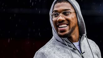 2023-08-24 11:48:02 ZANDVOORT - Bokser Anthony Joshua op het circuit op het Circuit van Zandvoort voorafgaand aan de F1 Grand Prix van Nederland op 24 augustus 2023 in Zandvoort, Nederland. ANP REMKO DE WAAL
