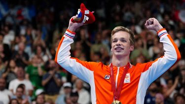 Gold medallist Netherlands' Rogier Dorsman poses  on the podium of the men's SM11 200m individual medley final event at the Paris 2024 Paralympic Games at The Paris La Defense Arena in Nanterre, west of Paris, on September 3, 2024. 
Dimitar DILKOFF / AFP