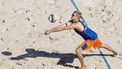 PARIJS - Steven van de Velde tijdens de groepswedstrijd van de mannen beachvolleybal tussen Nederland en Italië tijdens de Olympische Spelen in Frankrijk. ANP KOEN VAN WEEL