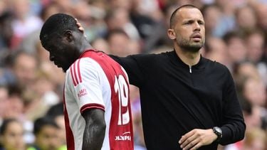 AMSTERDAM - Brian Brobbey van Ajax valt geblesseerd uit, coach Johnny Heitinga van Ajax tijdens de oefenwedstrijd tussen Ajax Amsterdam en AS Monaco in de Johan Cruijff ArenA op 3 augustus 2025 in Amsterdam, Nederland. ANP OLAF KRAAK