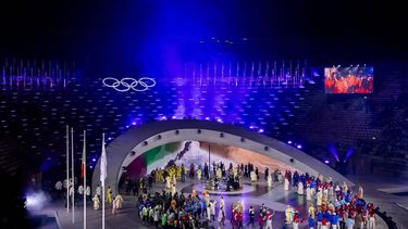 VERONA - Sporters komen binnen tijdens de sluitingsceremonie van de Olympische Winterspelen 2026 in de historische Arena di Verona. ROBIN VAN LONKHUIJSEN / ANP
