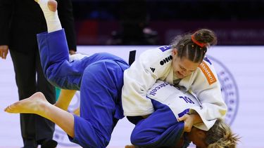 Netherlands' Joanne Van Lieshout (white) competes against Poland's Natalia Kropska in the women's under 63 kg round of 16 at the World Judo Championships in Baku on October 7, 2026. 
Anne-Christine POUJOULAT / AFP