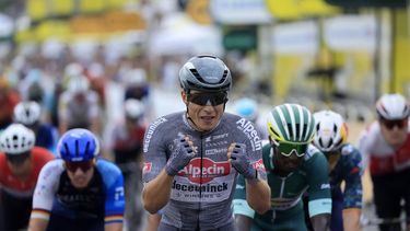 epa11468348 Belgian rider Jasper Philipsen of Alpecin - Deceuninck celebrates as he crosses the finish line to win the tenth stage of the 2024 Tour de France cycling race over 187km from Orleans to Saint-Amand-Montrond, France, 09 July 2024.  EPA/GUILLAUME HORCAJUELO