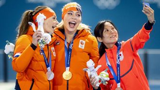 MILAAN - Femke Kok en Jutta Leerdam tijdens de medaille ceremonie na afloop van de 1.000 meter bij het langebaanschaatsen in het Milano Speed Skating Stadium op de Olympische Winterspelen van Milaan. SEM VAN DER WAL / ANP