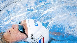 DOHA - Kira Toussaint in actie op de finale 100 rug vrouwen tijdens de derde dag van het wereldkampioenschappen langebaan zwemmen. De WK was een van de mogelijkheden voor de Nederlandse zwemmers om limieten te zwemmen voor de Spelen van Parijs in 2024. ANP KOEN VAN WEEL
