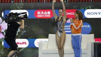 epa12248758 Marloes Steenbeek (C) of Netherlands competes in the Women’s Solo Free preliminaries of artistic swimming at the World Aquatics Championships Singapore 2025 in Singapore, 20 July 2025.  EPA/RUNGROJ YONGRIT