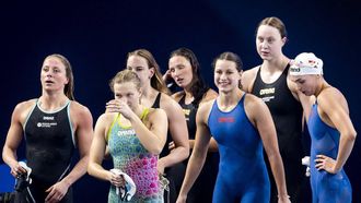 DOHA - Kira Toussaint, Janna van Kooten, Kim Busch en Milou van Wijk na afloop van de 4 x 100 vrij vrouwen tijdens de wereldkampioenschappen langebaan zwemmen. De WK was een van de mogelijkheden voor de Nederlandse zwemmers om limieten te zwemmen voor de Spelen van Parijs in 2024. ANP KOEN VAN WEEL