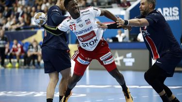 epa11651340 Fredericia's Reinier Taboada (C) in action during the EHF Champions League group A match between Paris Saint-Germain and Fredericia Handbold Klub in Paris, France, 09 October 2024.  EPA/YOAN VALAT