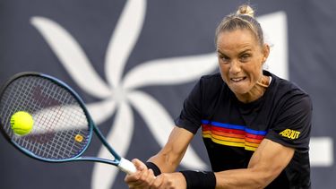 ROSMALEN - Arantxa Rus (NED) in actie tegen Dalma Galfi (HUN) op de vierde dag van het Libema Open tennis toernooi in Rosmalen. ANP SANDER KONING